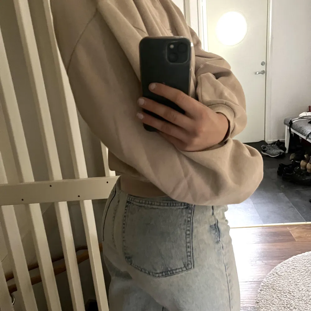 Snygga högmidjade jeans som passar långa tjejer bäst! Är själv 175cm och de kan nästan te sig lite för långa. I väldigt bra skick, inte så mycket använda. . Jeans & Byxor.