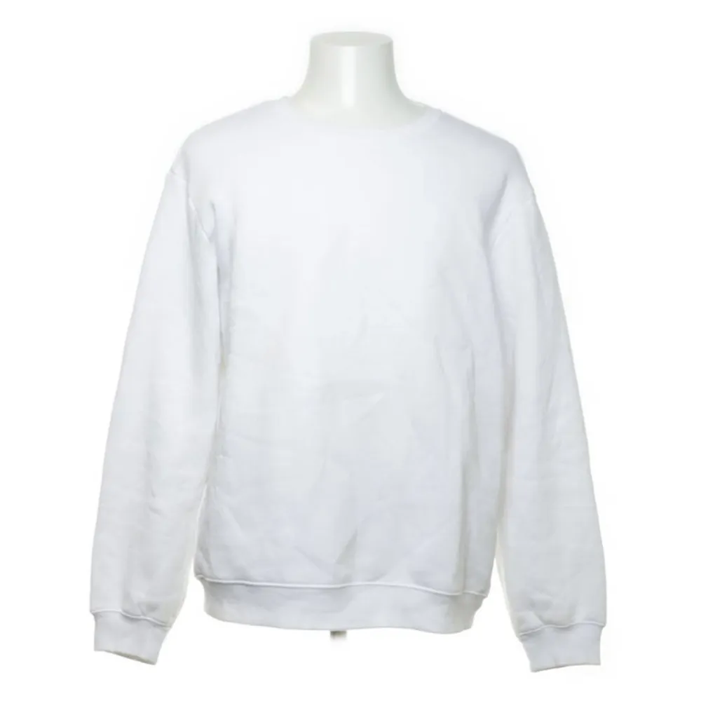 Basic vit sweatshirt från H&M i storlek L, super mjuk och skön. . Tröjor & Koftor.