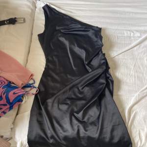 Fin svart satin” klänning. Storlek XS/S