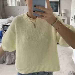 Zara tröja - En superfin tröja från zara! Så mysig och passar till allt! I storlek M men passar även S!💕Lånad bild