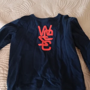 Wezc huddie utan luva - Det här är en wezc huddie utan luva. Den är tunn och den är mörkblå. Det är storlek 160.