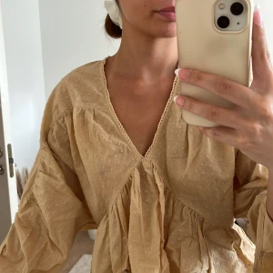 Jättefin blus ifrån NAKD - Storlek S