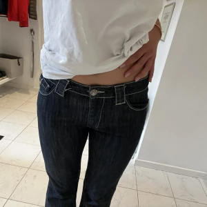 Vintage jeans - Trendiga vintage bootcut jeans med låg midja och coola fickor bak i storlek 29/34💞