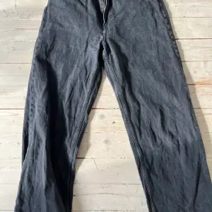 Säljer ett par svarta jeans från Lindex. Dom är för korta för mig (jag är 1,76cm). Jättefina och använda ett fåtal gånger. Skriv om du har några frågor 💗