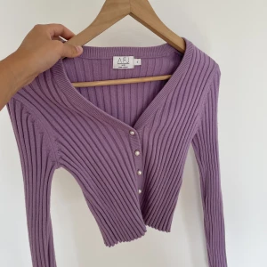 Kofta - En enkel lila söt kofta/ topp. Från NA-KD, storlek S. Frakt tillkommer.