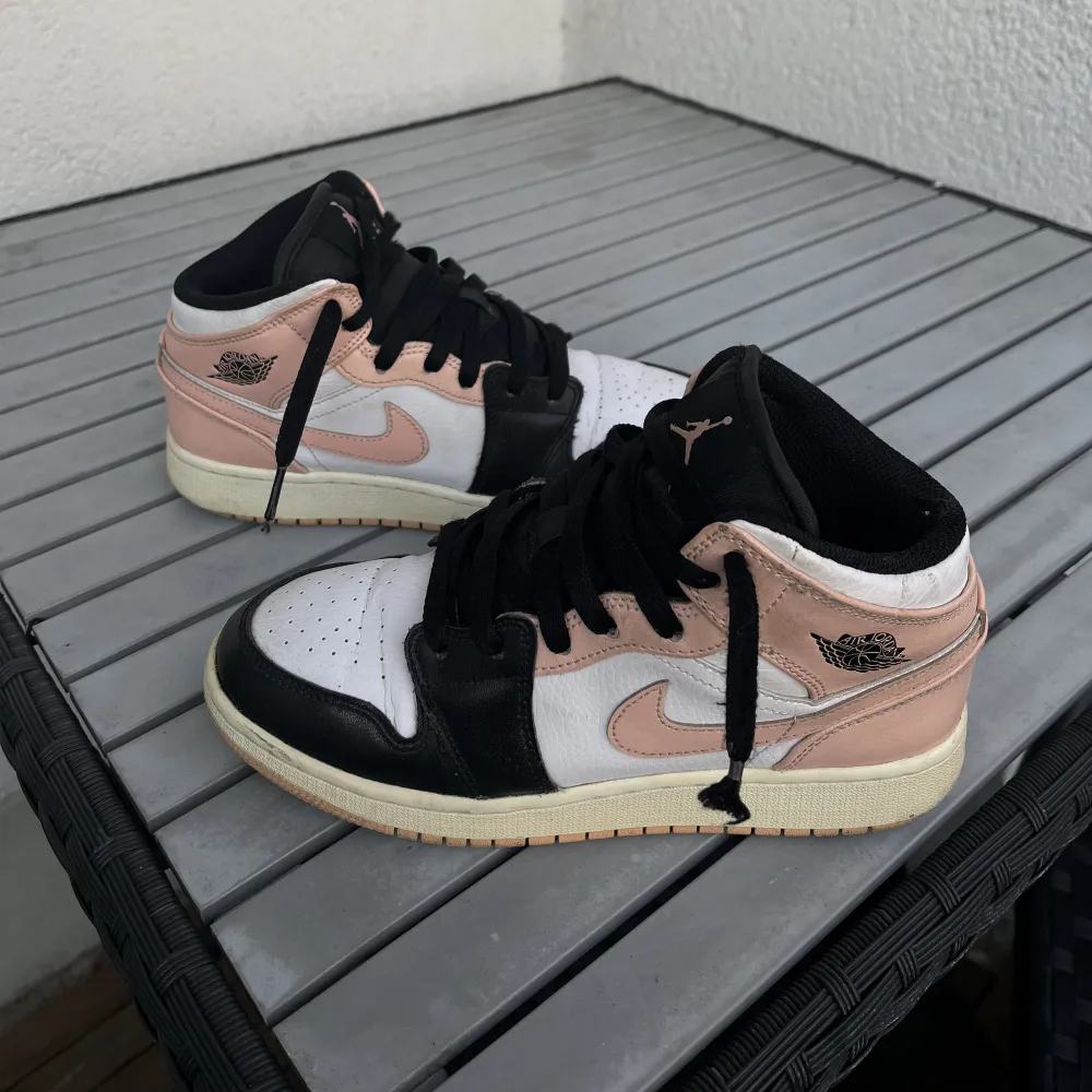 Jordan 1s, i använt skick men fortfarande fina. . Skor.