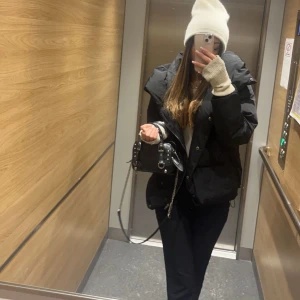 Vinterjacka med stor luva - Svart superfin vinterjacka använd max 5 gånger, såå fin och sitter perfekt, lite oversized på mig som är 170. Har en jättestor och fin luva perfekt till vinter. 
