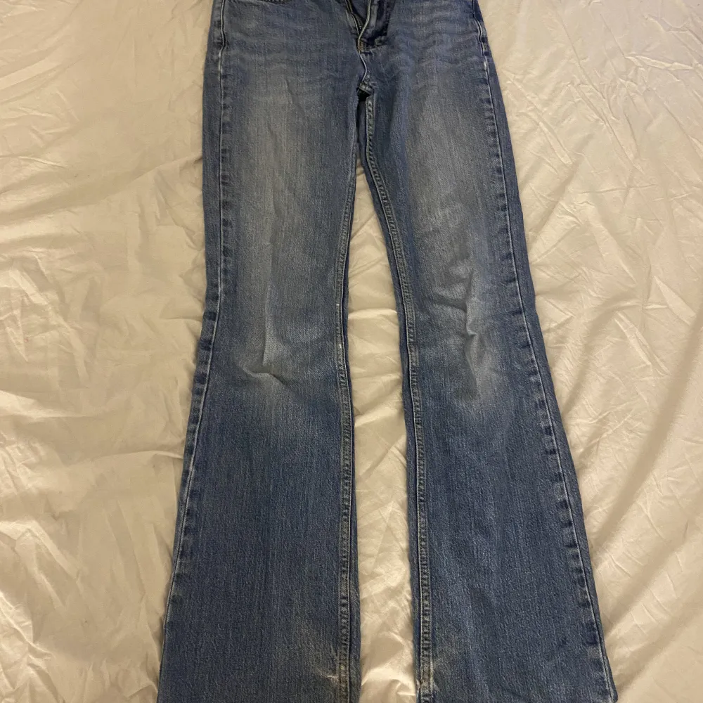 Ett par lowwaisted jeans från Gina tricot ordinarie pris 500 kr säljer för 120 kr  . Jeans & Byxor.