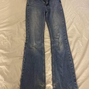 Ett par lowwaisted jeans från Gina tricot ordinarie pris 500 kr säljer för 120 kr  