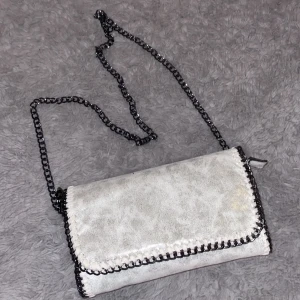 Väska - Söt vit lite glittrig väska passar bra som vardagsväska eller för fest☺️ går å ha som shoulder bag eller crossbody