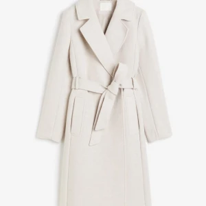 Beige kappa  - Säljer denna stilrena kappa från Hm i väldigt fint skick, endast använd fåtal gånger, köptes nyligen. Köpt för 550, säljs för 400 kr. Stl 36 passar även 34💞