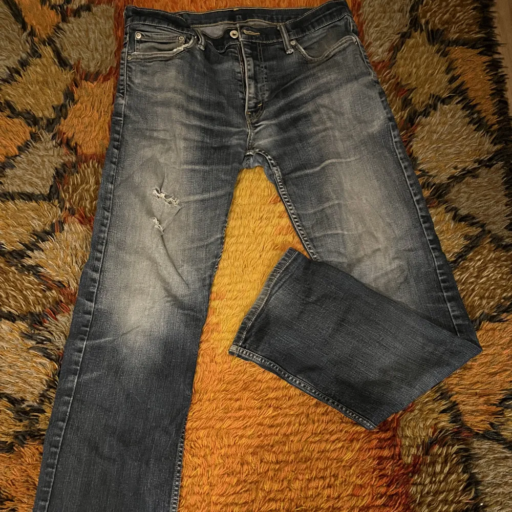 Säljer nu mina Levis straight/bootcut leg jeans då dem ej kommer till användning och är för stora för mig. . Jeans & Byxor.