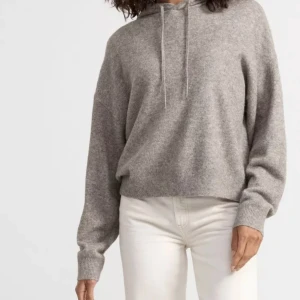 Stickad hoodie - En jätte fin stickad hoodie från Lindex, den är lite nopprig, köpte den här på plick men aldrig använt den själv😍😍