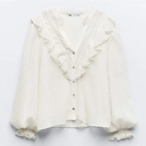 Blus - Säljer min oanvända blus från Zara då den inte kommer till användning❤️