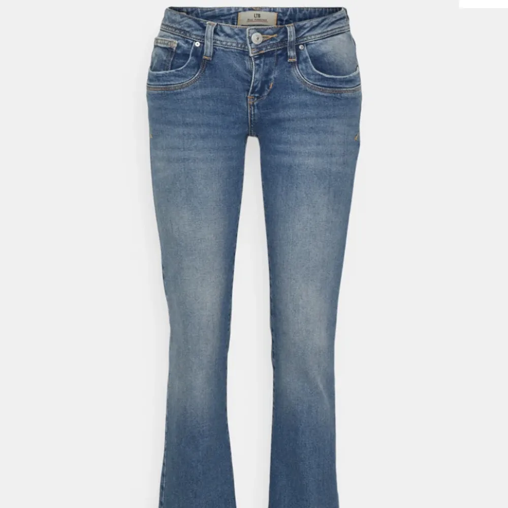 Säljer mina superfina Blåa LTB jeans som jag köpte förra året och som tyvärr inte kommer till användning längre. Dom är i jättebra skick och använda fåtal gånger. . Jeans & Byxor.