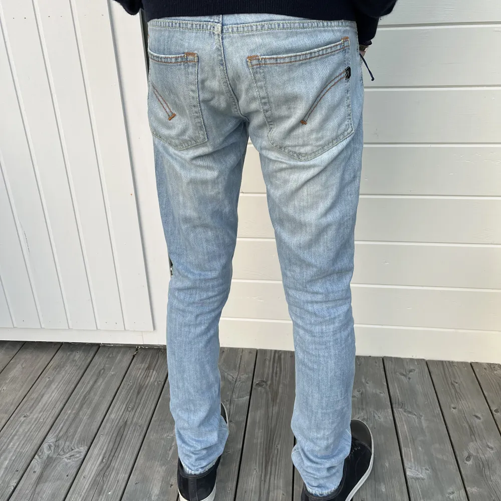 Tja, nu säljer jag mina snygga dondup jeans i modellen Ritchie. Skicket på jeansen är väldigt bra förutom att en sån flärp man har bältet i har lossnat se bild 3. Modellen på bilden är 177. Självklart äkta. Det är bara att fråga på/ mvh Hugo😁. Jeans & Byxor.