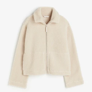 Jacka i pile hm - Säljer min helt oanvända teddyjacka från hm, helt oanvänd och slutsåld på hemsidan i alla storlekar! Säljer då jag köpte flera storlekar. Hör av er vid frågor!💘