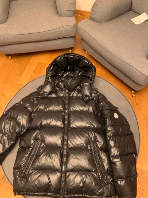 Moncler maya Jacka - Moncler maya jacka Storlek 3(M/L), färgen är svart och skicket 9/10. Kvitto från garmsmarket finns kvar! 