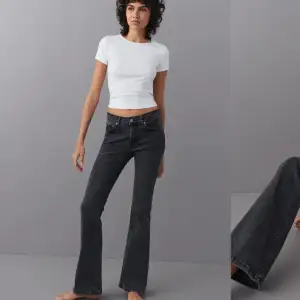 Gina tricot Low waisted bootcut jeans grå i storlek 32. Dom är slitna längst ned vilket man ser på bilden. Säljer då dom är LITE för långa för mig ❤️