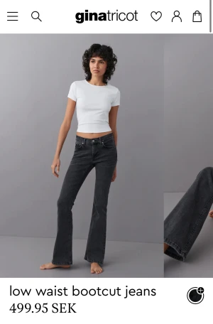 Gina Low bootcut jeans grå - Gina tricot Low waisted bootcut jeans grå i storlek 32. Dom är slitna längst ned vilket man ser på bilden. Säljer då dom är LITE för långa för mig ❤️