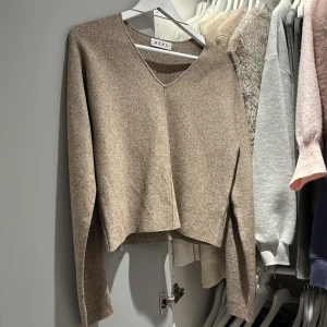  Stickad tröja -  Säljer denna stickade tröja från Wera då den aldrig kommit till användning superfin och skön 