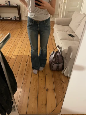 Bootcut  - Ljusblå bootcut från Lee, nypris är över 1000 kr. 