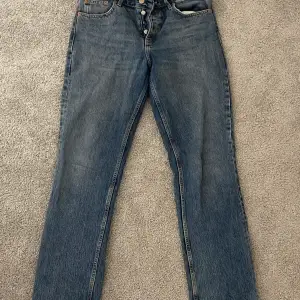 Mörkblå midwaist straight jeans från zara i storlek 40, älskar dessa jeansen och passformen men säljes så dem är för trånga på mig! Säljer även 2 andra par i samma modell och storlek så kika in vid intresse, paketpris kan fixas!💙 Fint skick & bra kvalite!