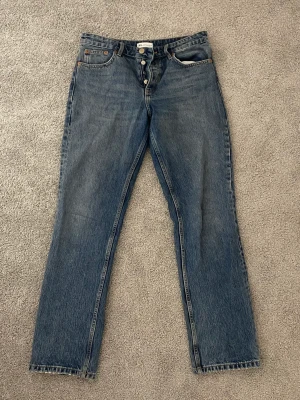 Midwaist straight jeans från Zara - Mörkblå midwaist straight jeans från zara i storlek 40, älskar dessa jeansen och passformen men säljes så dem är för trånga på mig! Säljer även 2 andra par i samma modell och storlek så kika in vid intresse, paketpris kan fixas!💙 Fint skick & bra kvalite!