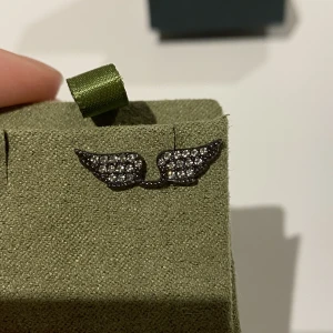 Zadig & Voltaire örhängen  - Ett fint örhänge från Zadig & Voltaire som endast är använt en gång 