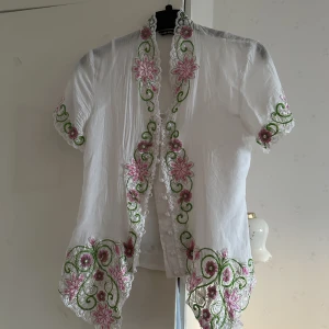 Söt broderad T-shirt  - Söt vintage T-shirt med fina broderier! Passar bra på mig som har S, ibland M i storlek.