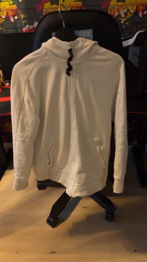 C.P company hoodie  - Säljer en cp.company hoodie då den ej använda längre, den har en fläck på ryggen och saknar snören annars är den i bra skick, pris kan diskutera. 