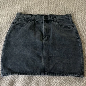Kjolar jeans  - Jag säljer en kjolar jeans med storlek L för 60 sek