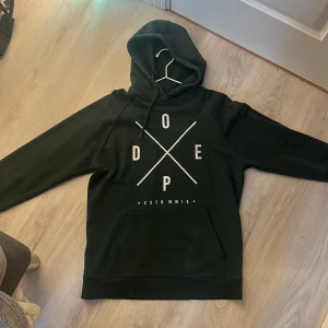 Dope tröja  - Säljer denna dope hoodie. Fint skick inga skador alls. Mörkgrön och storlek M som ni ser på bild  900kr nypris 💚🐊