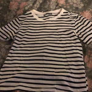Trendig randig T-shirt  - Randig t-shirt i bra skick🤍🖤