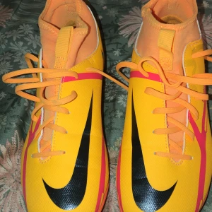 Skitcoola fotbollsskor  - Nya nike fotbollsskor som används en gång, säljs pågrund av de är för små 💕 coola detaljer och är för konstgräs, lite små i storlek