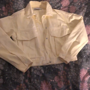 Söt gul denimjacka   - Ljusgul denimjacka i bra skick. Inga synliga defekter⭐️
