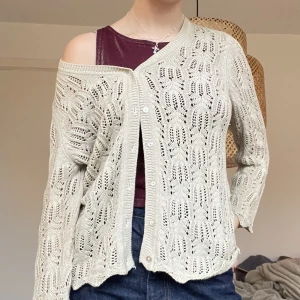 Virkad kofta🧸 - Perfekt att slänga över en topp!! Köpt på Sellpy för ett tag sen <3