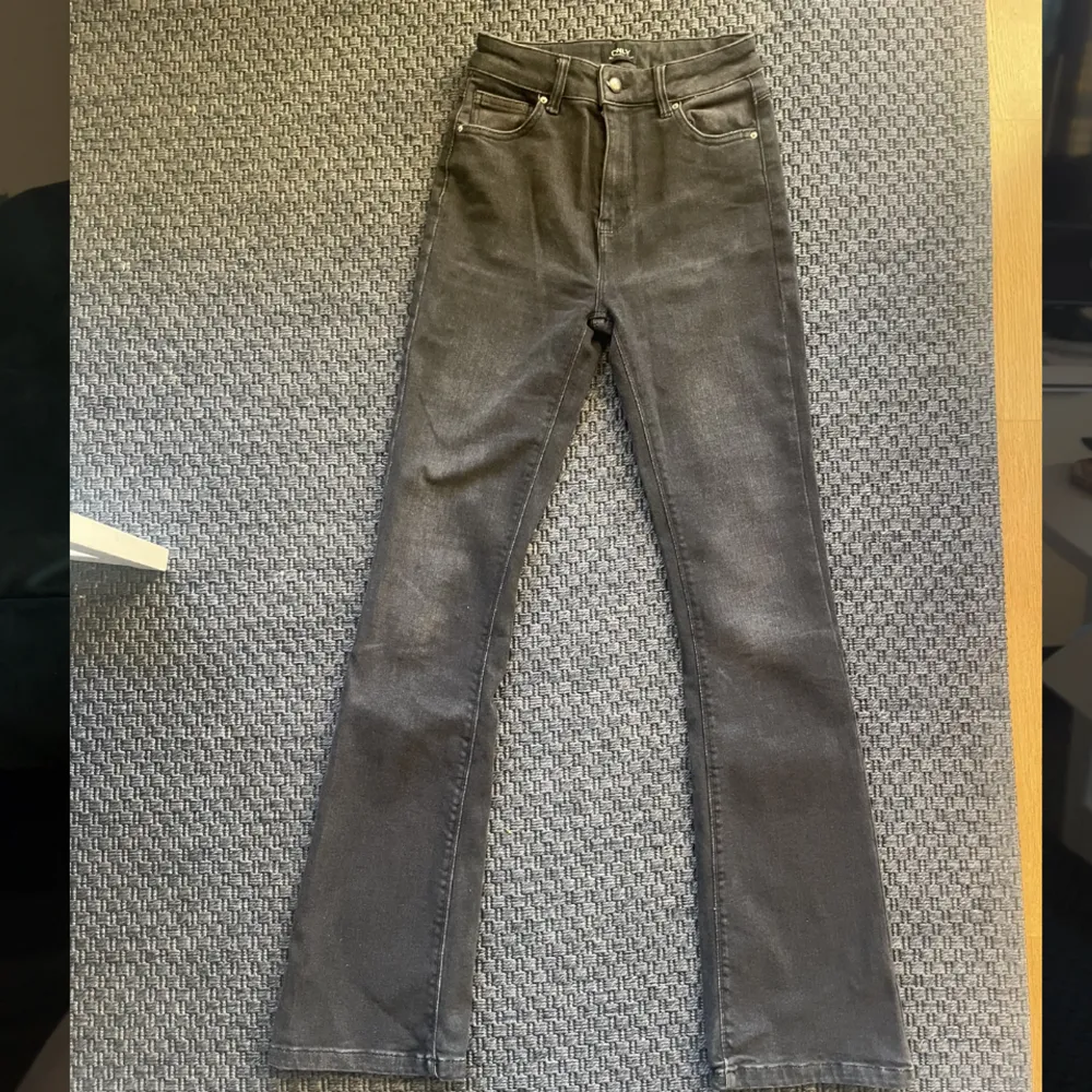 Säljer dessa jeans som är använd max 5 gånger. Dom köptes för 499kr från Only i modellen bootcut och är i storlek 26/34. Dom är i en mörkgrå/svart färg 💕 Skriv privat för fler bilder!. Jeans & Byxor.