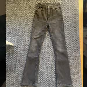 Säljer dessa jeans som är använd max 5 gånger. Dom köptes för 499kr från Only i modellen bootcut och är i storlek 26/34. Dom är i en mörkgrå/svart färg 💕 Skriv privat för fler bilder!