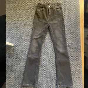Jeans - Säljer dessa jeans som är använd max 5 gånger. Dom köptes för 499kr från Only i modellen bootcut och är i storlek 26/34. Dom är i en mörkgrå/svart färg 💕 Skriv privat för fler bilder!