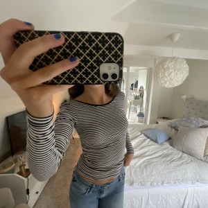 ARKET topp! - Säljer denna svart-vit randiga tröja från Arket med öppen rygg. Så fin till ett par snygga jeans. Nypris: 350 kr.