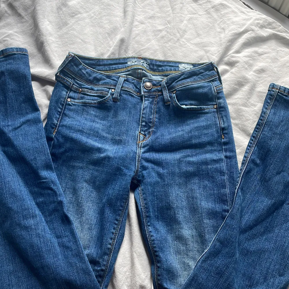 Säljer dessa lågmidjade jeans med kristaller på baksidan då de inte kommer till användning, köpta secondhand. Står ingen storlek men de har lite stretch så passar xs-s⭐️. Jeans & Byxor.