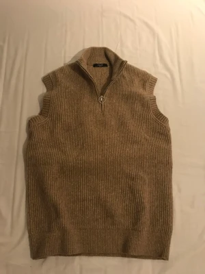 Beige väst - Fett cool väst från Jack & Jones med väldigt bra passform. Näst intill nyskick, har använts fåtal gånger. Säljer pga den inte är min stil längre. Nypris ca 300kr