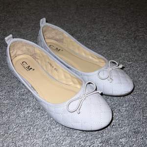 Säljer nu dessa gråa ballerina skor med rosett som OANVÄNDA! 🩶