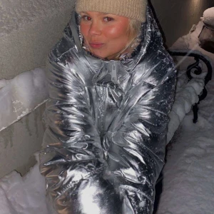 Silvrig vinterjacka  - Säljer min otroligt coola silvriga jacka från HM, köptes förra vintern och bara använd fåtal gånger så är som ny. Passar S-L! Hör av er vid frågor🪐🪩!