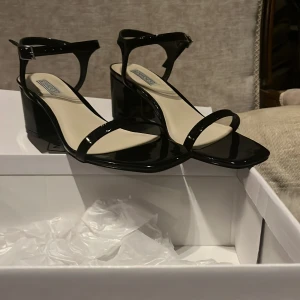 Klackar - Nelly  - Helt nya svarta klackar i stl 37 från Nelly. Inte ens använda pga fel storlek. 