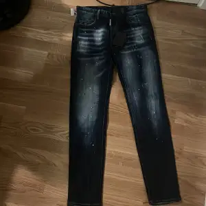 Dsquared Zlatan jeans storlek 32, satt för tajt på mig alla tags är kvar. Pris kan diskuteras vid snabb affär 