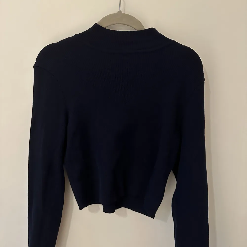 Mörkblå ribbad tröja från H&M. Tröjor & Koftor.