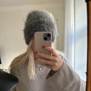 Toteme mössa - Toteme alpaca knit beanie  As snygg och skön!!! Nypris 1300❤️