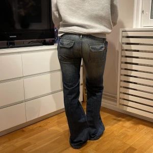lågmidjade utsvängda jeans - Jätteeesnygga jeans som tyvärr är för små för mig😓Modellen är 165cm  Midjemått: 74cm  Innerben: 80cm